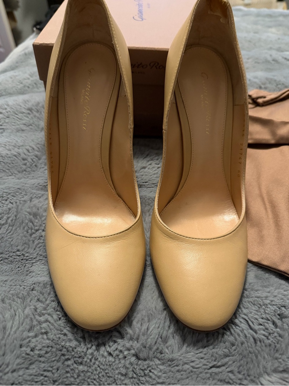 SALE! Gianvito Rossi Nude Leather Round-Toe Pumps